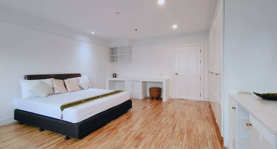 For rent 4 bedrooms condo in Khlong Toei, Bangkok