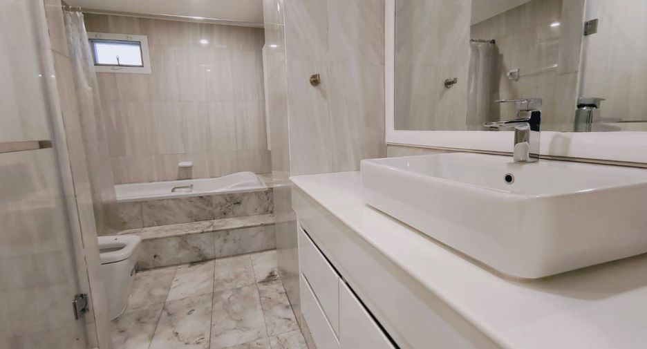 For rent 4 bedrooms condo in Khlong Toei, Bangkok