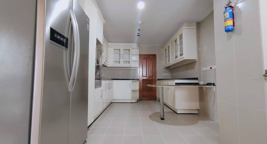 For rent 4 bedrooms condo in Khlong Toei, Bangkok