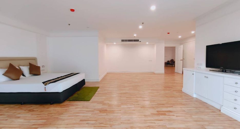 For rent 4 bedrooms condo in Khlong Toei, Bangkok