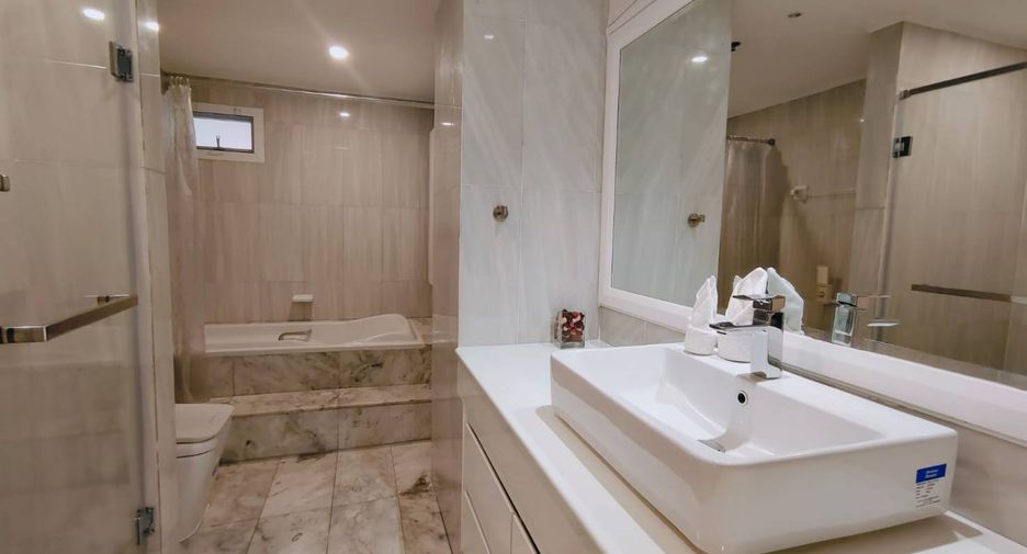 For rent 4 bedrooms condo in Khlong Toei, Bangkok