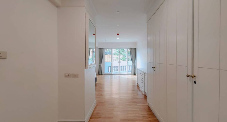 For rent 4 bedrooms condo in Khlong Toei, Bangkok
