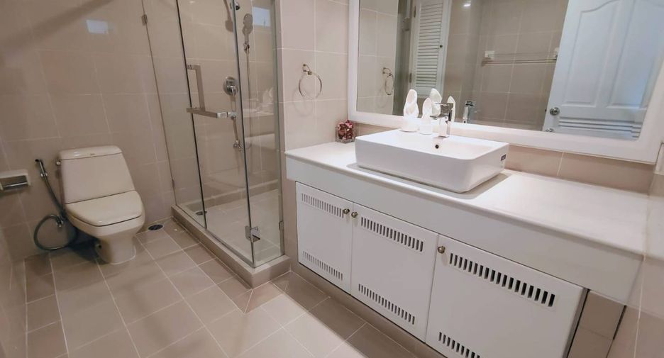 For rent 4 bedrooms condo in Khlong Toei, Bangkok
