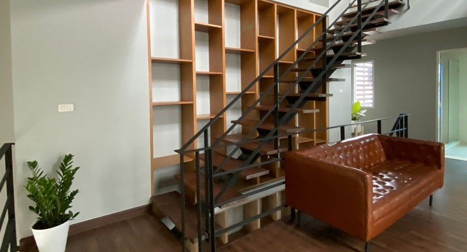 For rent 3 bedrooms house in Watthana, Bangkok