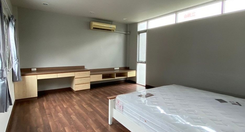 For rent 3 bedrooms house in Watthana, Bangkok