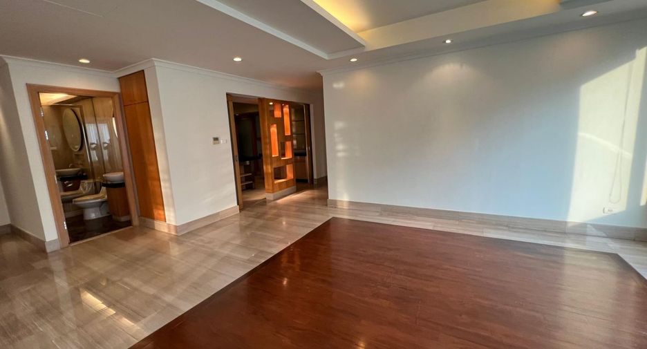 For rent 4 bedrooms condo in Pathum Wan, Bangkok