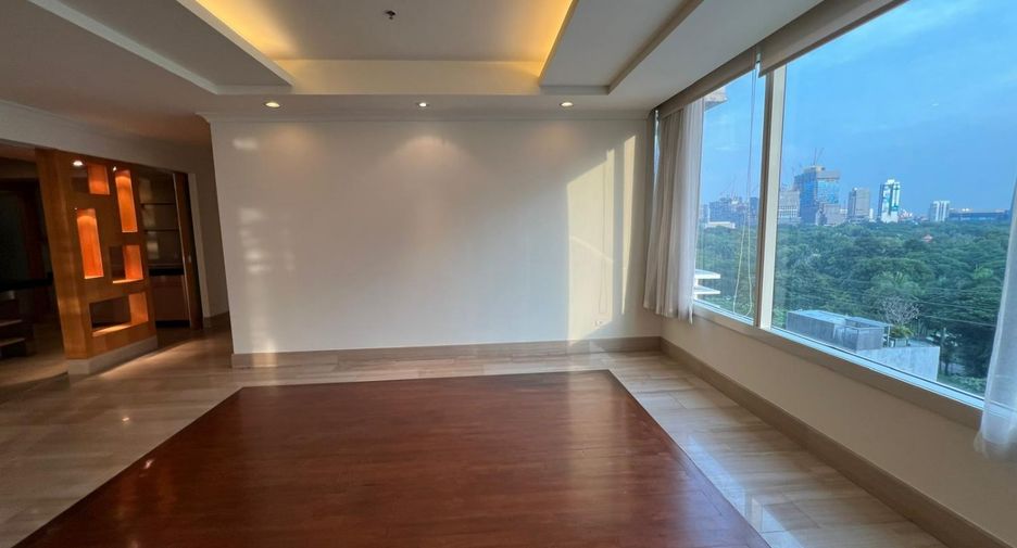 For rent 4 bedrooms condo in Pathum Wan, Bangkok