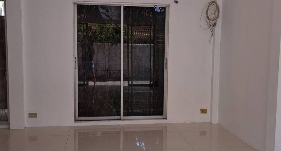 For rent そして for sale 2 ベッドルーム house in Huai Khwang, Bangkok