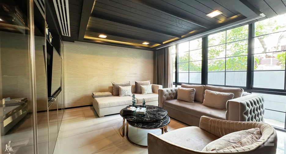 For sale 4 bedrooms house in Watthana, Bangkok