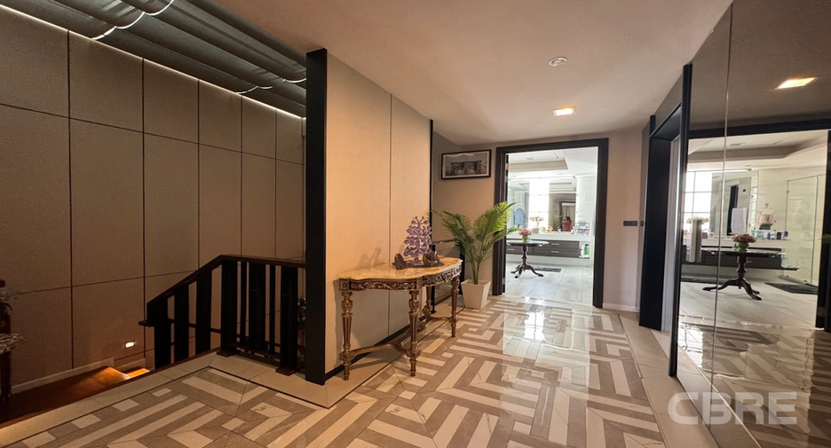 For sale 4 bedrooms house in Watthana, Bangkok