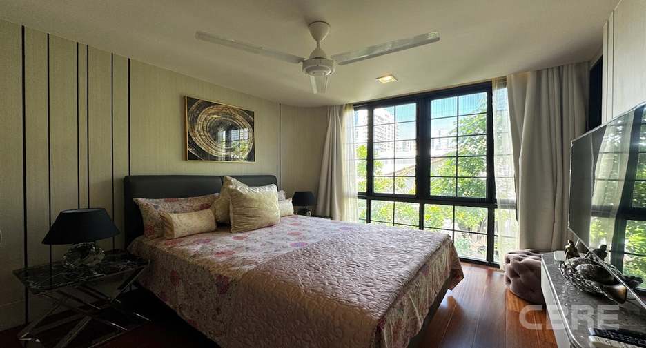 For sale 4 bedrooms house in Watthana, Bangkok