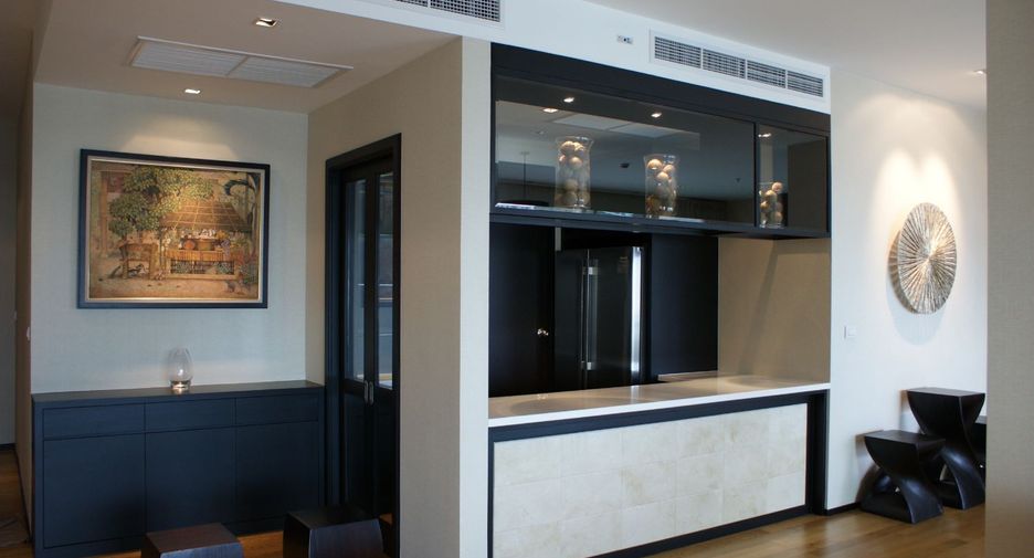 For rent 3 bedrooms condo in Khlong Toei, Bangkok