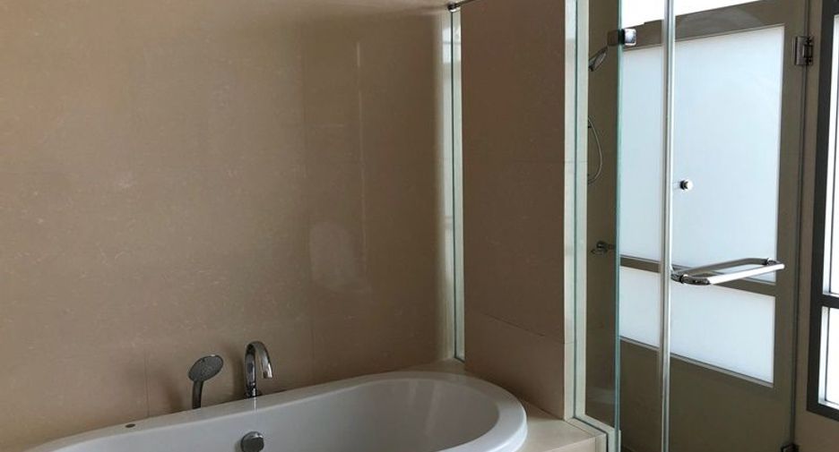For rent 3 bedrooms condo in Khlong Toei, Bangkok