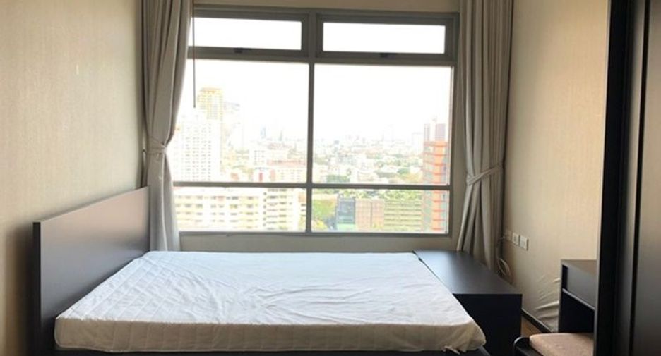 For rent 3 bedrooms condo in Khlong Toei, Bangkok