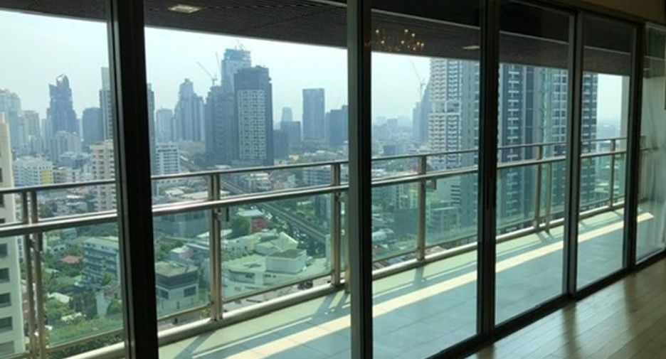 For rent 3 bedrooms condo in Khlong Toei, Bangkok