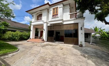 Haus zum Kauf mit 4 Zimmer in Phra Khanong, Bangkok