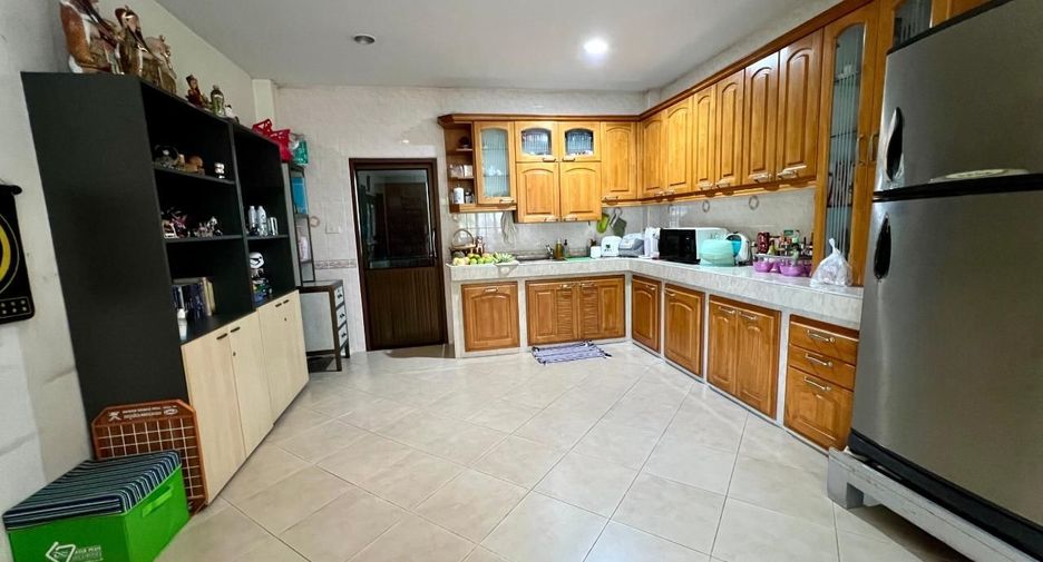 For sale 4 bedrooms house in Phra Khanong, Bangkok