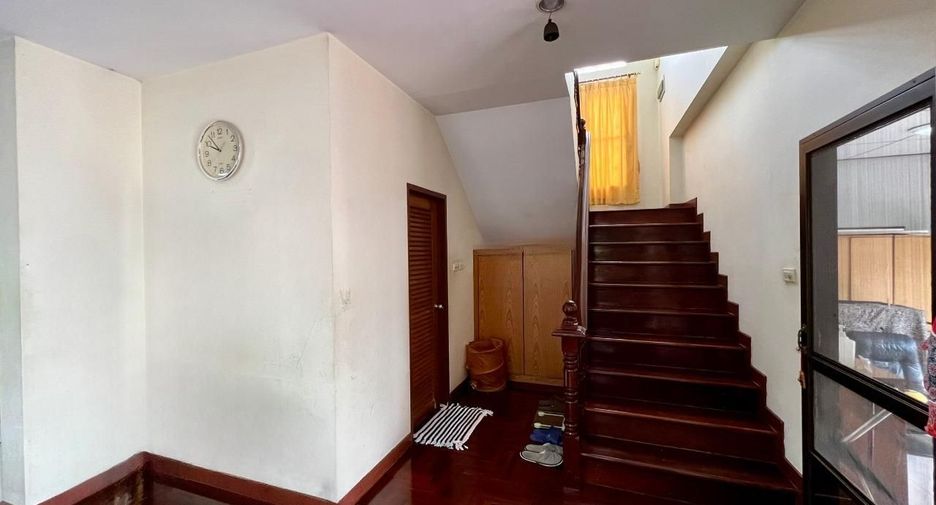 For sale 4 bedrooms house in Phra Khanong, Bangkok
