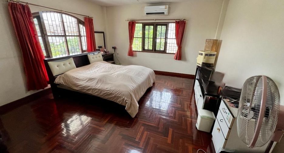 For sale 4 bedrooms house in Phra Khanong, Bangkok