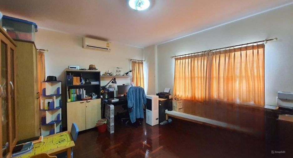 For sale 4 bedrooms house in Phra Khanong, Bangkok