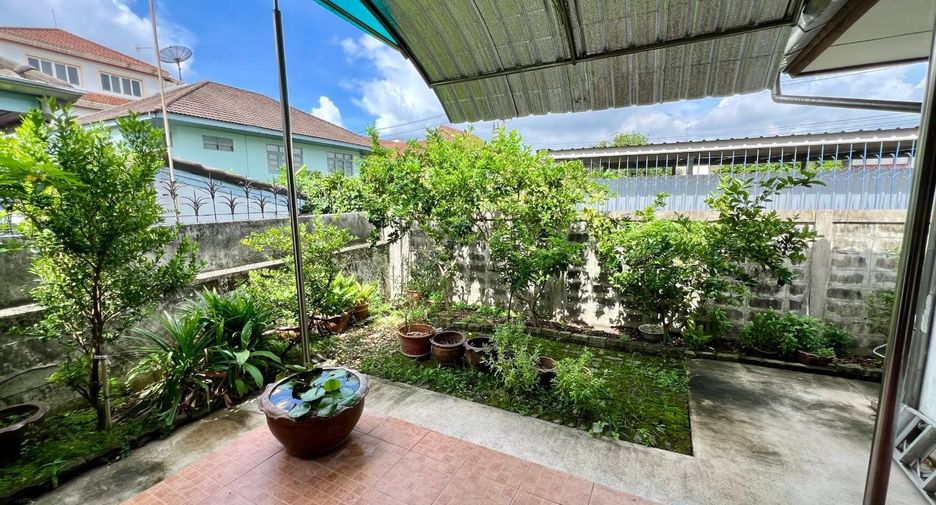 For sale 4 bedrooms house in Phra Khanong, Bangkok