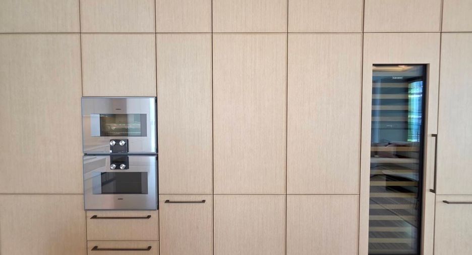 For sale 4 bedrooms condo in Khlong Toei, Bangkok