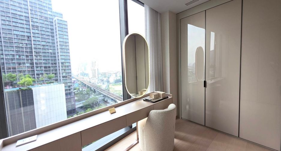 For sale 4 bedrooms condo in Khlong Toei, Bangkok