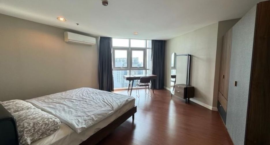 For rent 4 bed condo in Huai Khwang, Bangkok