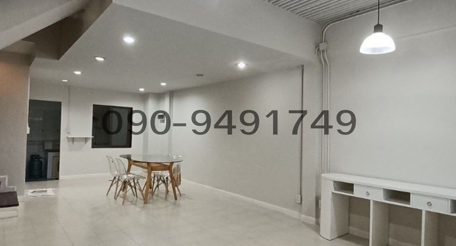 For rent 3 bedrooms townhouse in Suan Luang, Bangkok