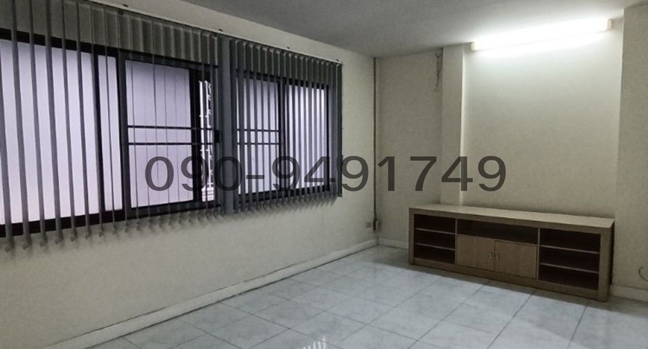 For rent 3 bedrooms townhouse in Suan Luang, Bangkok