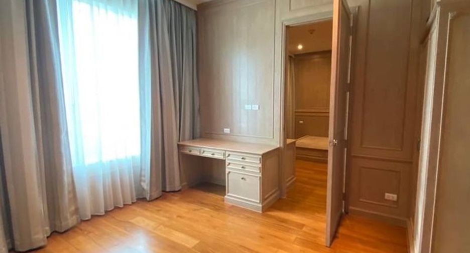 For rent 4 bedrooms condo in Pathum Wan, Bangkok