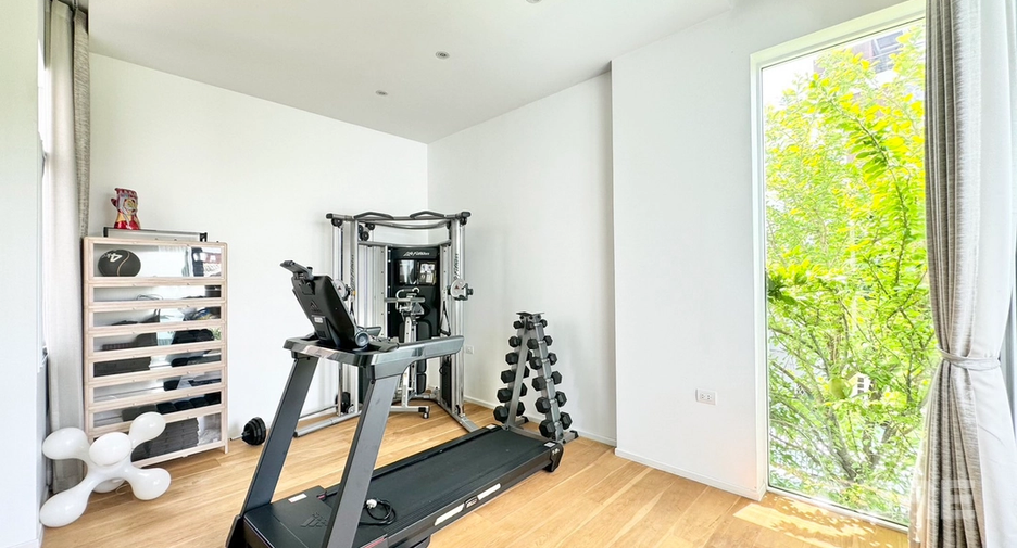 For sale 4 ベッドルーム house in Khlong Toei, Bangkok