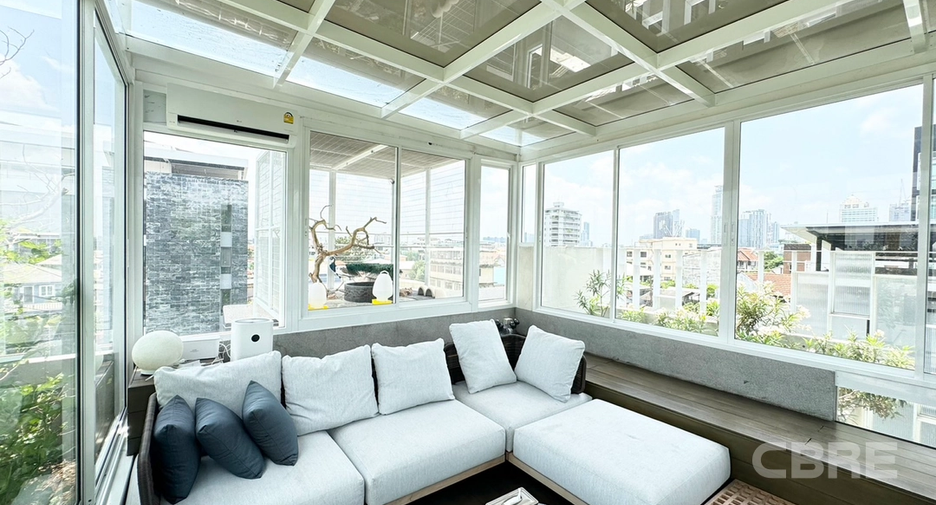 For sale 4 ベッドルーム house in Khlong Toei, Bangkok