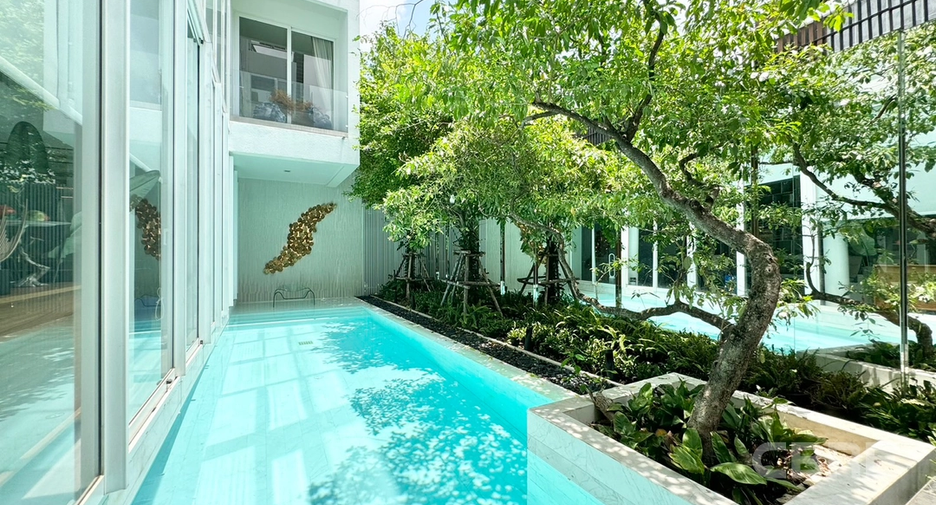 For sale 4 ベッドルーム house in Khlong Toei, Bangkok