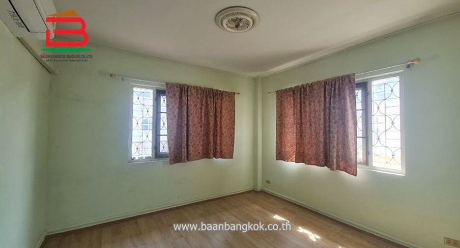For sale 4 bedrooms house in Mueang Nonthaburi, Nonthaburi