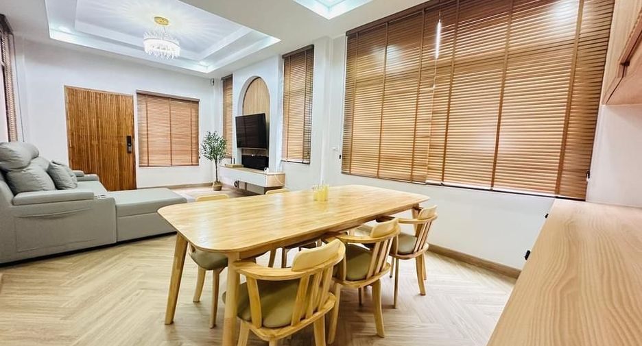 For rent 4 bedrooms house in Mueang Chiang Mai, Chiang Mai