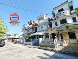 For sale 4 bedrooms townhouse in Don Mueang, Bangkok