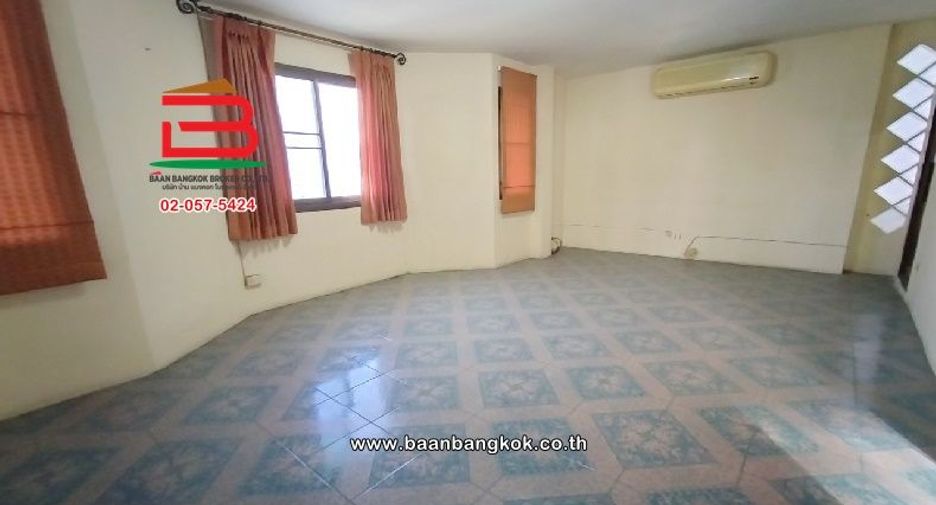For sale 4 bedrooms townhouse in Don Mueang, Bangkok