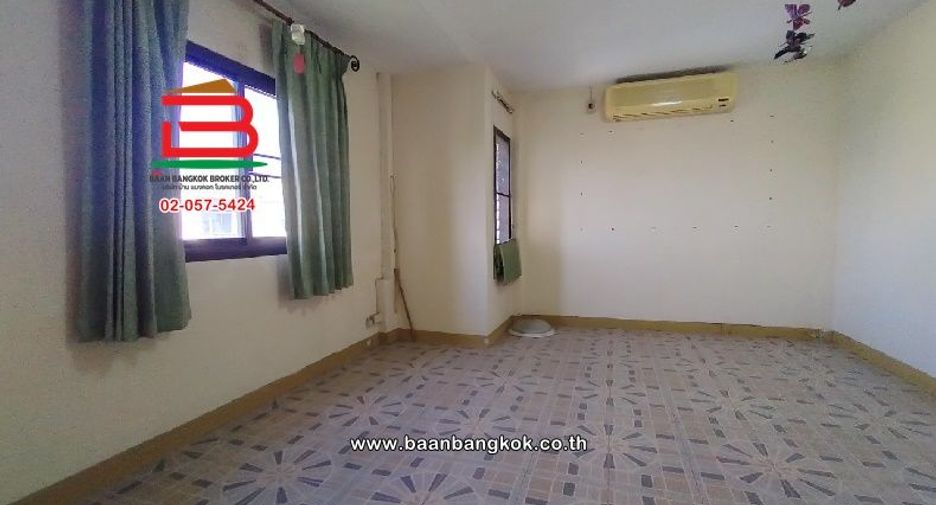 For sale 4 bedrooms townhouse in Don Mueang, Bangkok