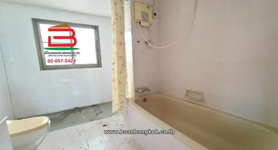 For sale 4 bedrooms townhouse in Don Mueang, Bangkok