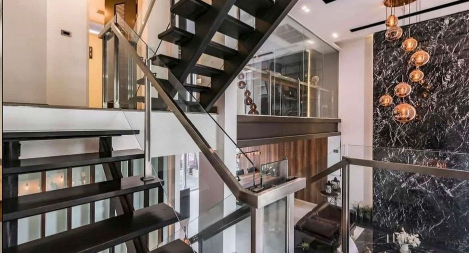 For rent そして for sale 4 ベッドルーム townhouse in Yan Nawa, Bangkok
