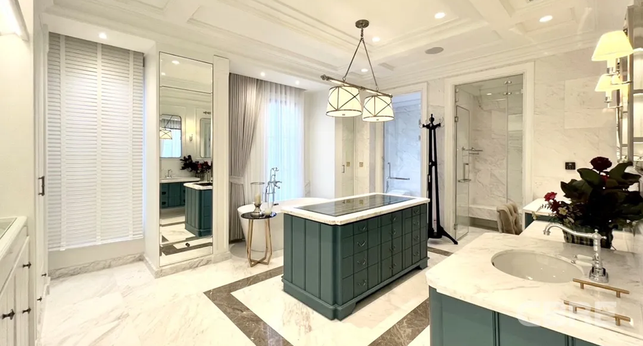 For sale 4 bedrooms house in Watthana, Bangkok