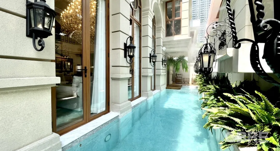For sale 4 bedrooms house in Watthana, Bangkok