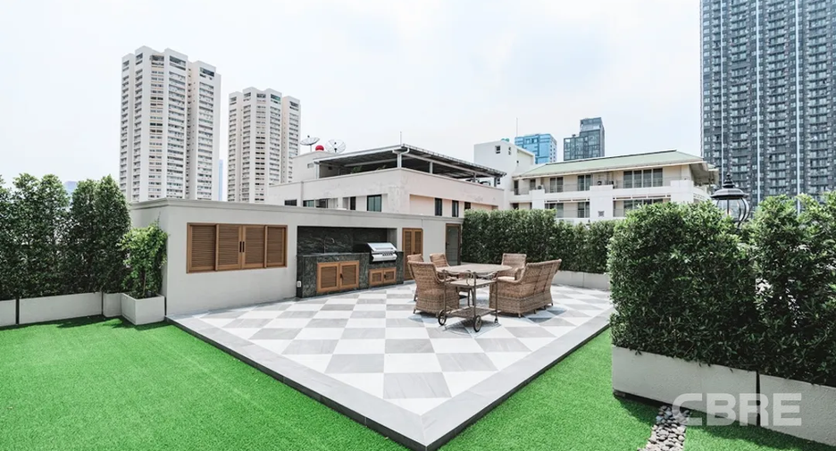For sale 4 bedrooms house in Watthana, Bangkok