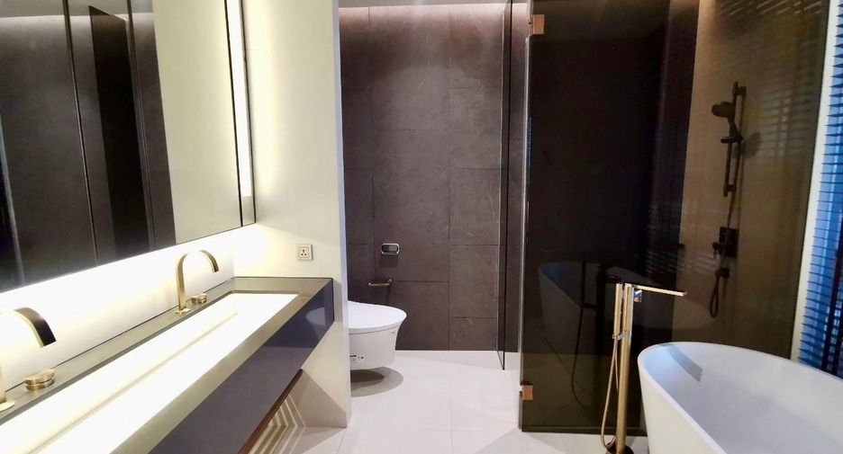 Condo en alquiler y en venta de 3 habitaciones en Khlong Toei, Bangkok