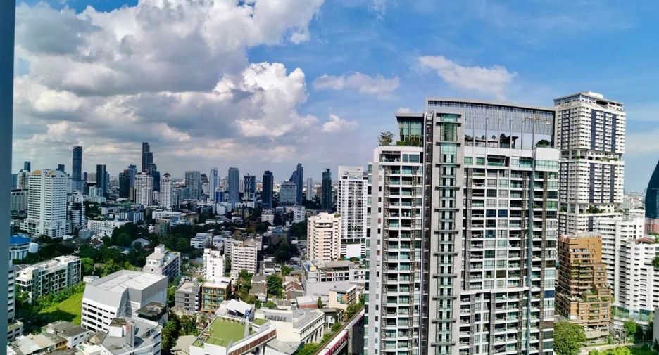 Condo en alquiler y en venta de 3 habitaciones en Khlong Toei, Bangkok