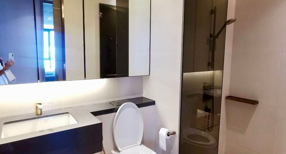 Condo en alquiler y en venta de 3 habitaciones en Khlong Toei, Bangkok