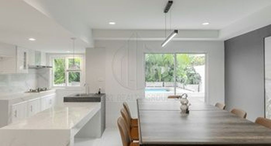 For rent and for sale 6 bedrooms townhouse in Chatuchak, Bangkok
