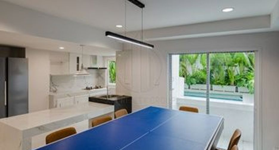 For rent and for sale 6 bedrooms townhouse in Chatuchak, Bangkok