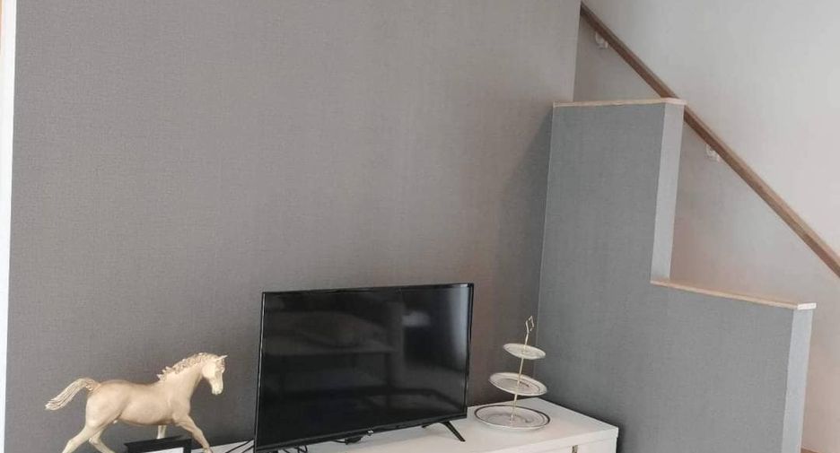 Casa adosada en alquiler de 3 habitaciones en Mueang Samut Prakan, Samut Prakan